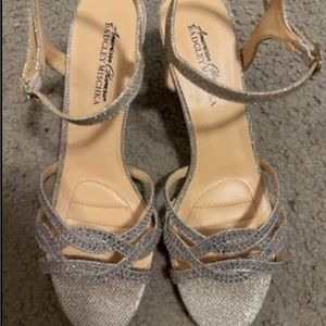 Size 9 wide formal wedding shoes
